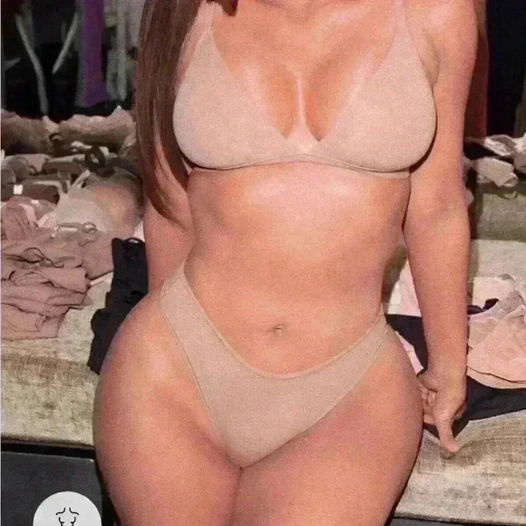 Skims NWOT XXSmall Fits everybody Thong - Onyx - Picture 7 of 8